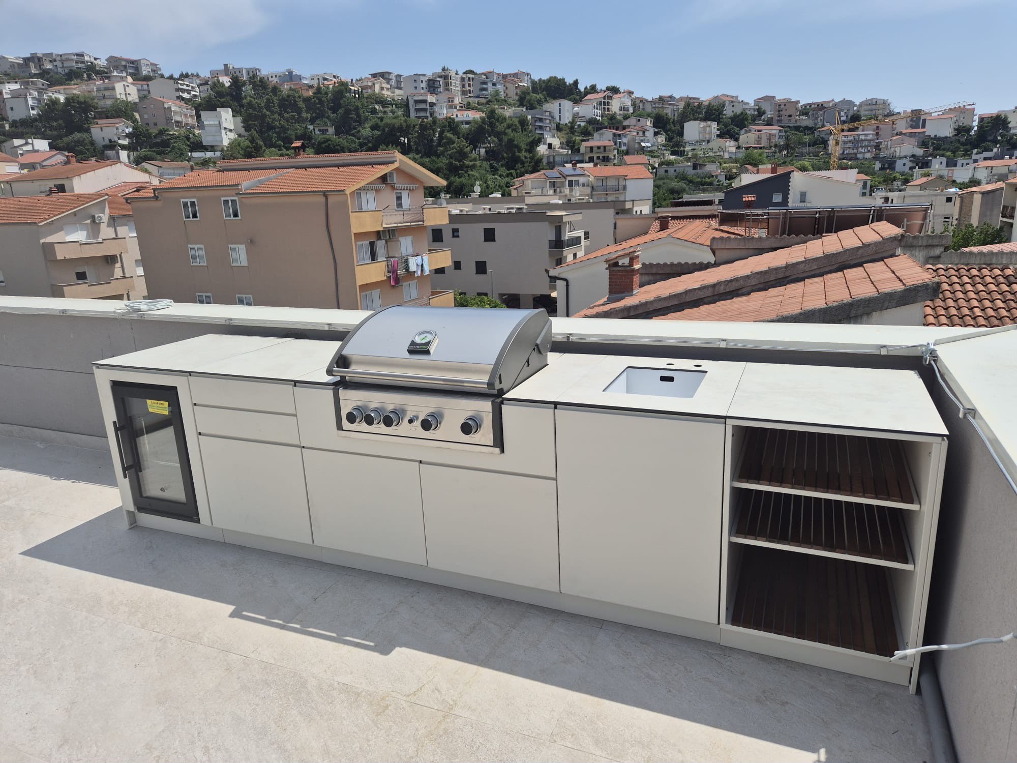 Eleexa rooftop kitchen with grill, sink and drinks fridge